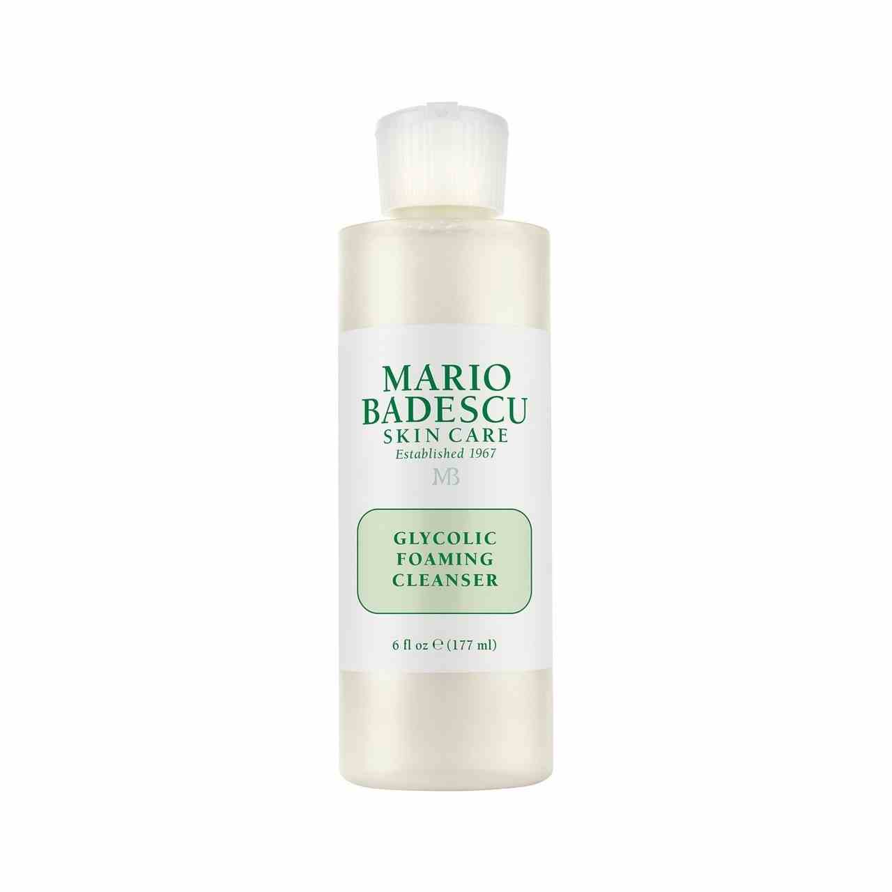 Mario Badescu Glycolic Foaming Cleanser Durchsichtige Tube mit Reinigungsmittel mit weißem und grünem Etikett auf weißem Hintergrund
