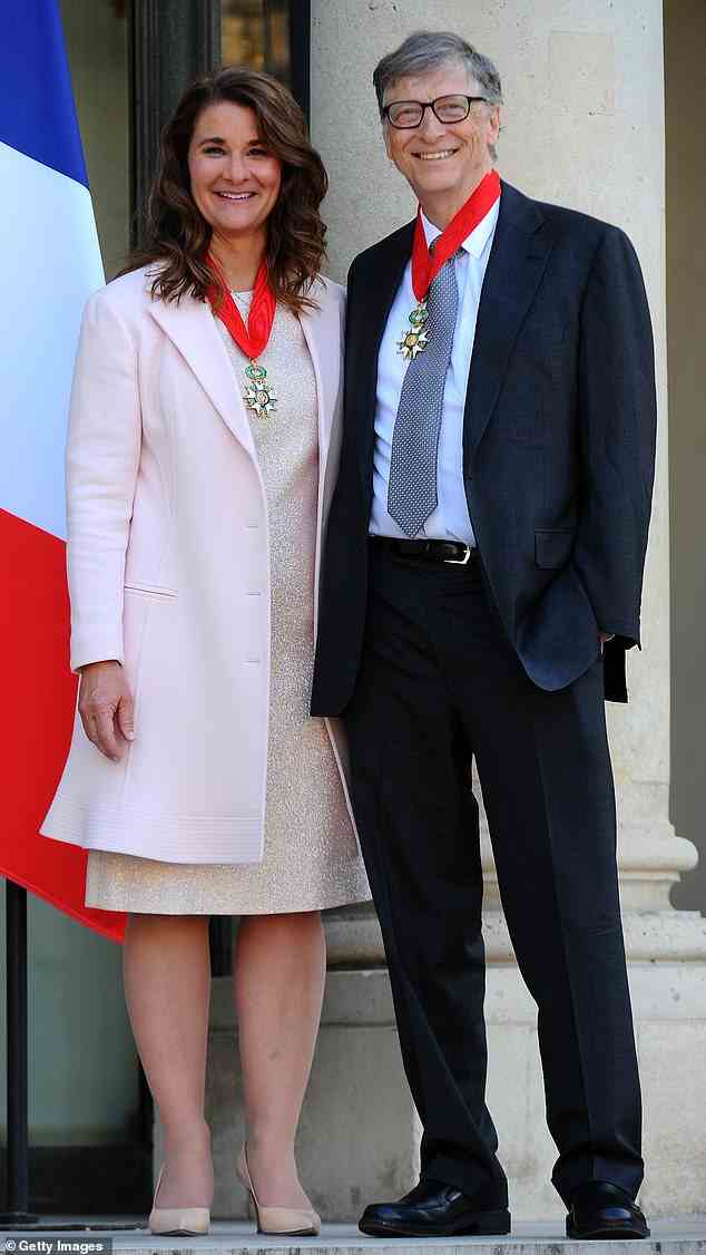 Sie und Bill, die 1994 heirateten, aber das Ende ihrer Ehe im Mai 2021 ankündigten, gründeten im Jahr 2000 gemeinsam die Bill & Melinda Gates Foundation. Sie sind 2017 zusammen zu sehen