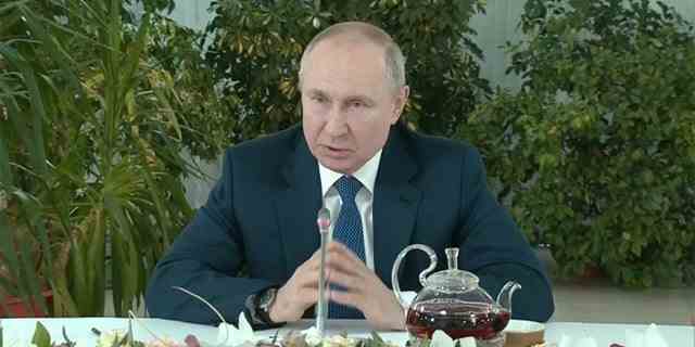 Der russische Präsident Wladimir Putin sprach am Samstag, den 5. März 2022, in Kommentaren, die im Staatsfernsehen ausgestrahlt wurden, mit Flugbegleiterinnen. 