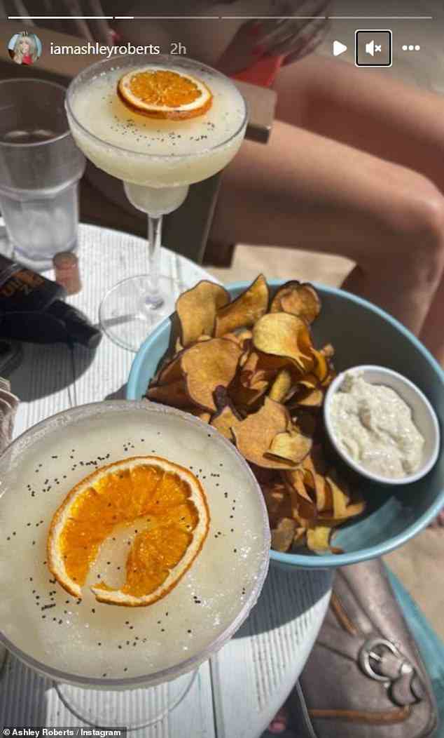 Cocktailzeit!  Ashley ging zu ihrer Instagram-Story, um einen Schnappschuss von ihrem Margarita-Arsch zu teilen, den sie den Tag am Strand verbracht hatte