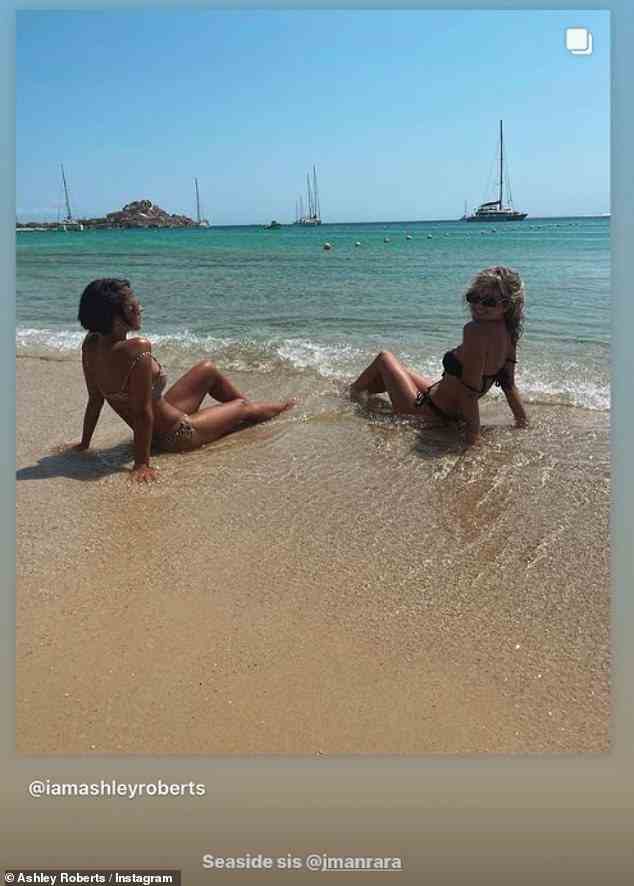 'Seaside sis': Ashley postete auch ein Foto von sich und ihrer strengen Freundin Janette Manrara, die sich an einem atemberaubenden Strand in der Brandung zurücklehnt
