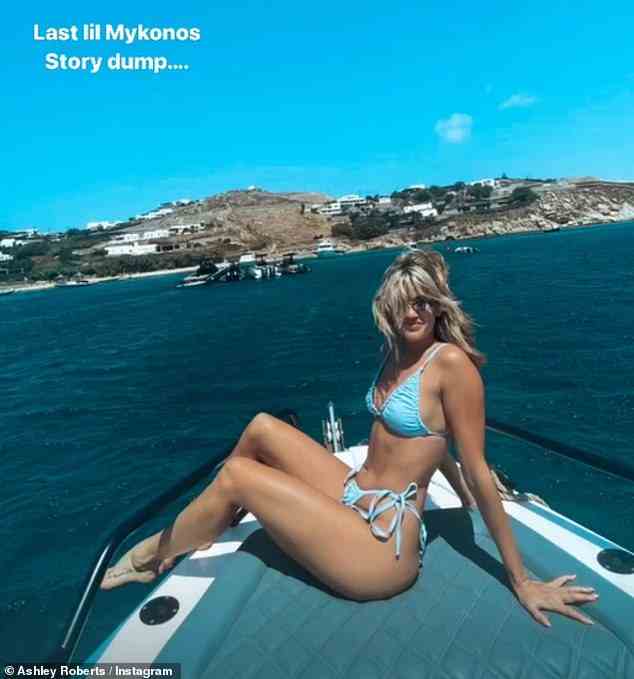Sommerspaß: Anfang dieser Woche stellte der US-Star ihre Bräune zur Schau, als sie in einem türkisfarbenen Bikini auf der Rückseite eines Bootes lag