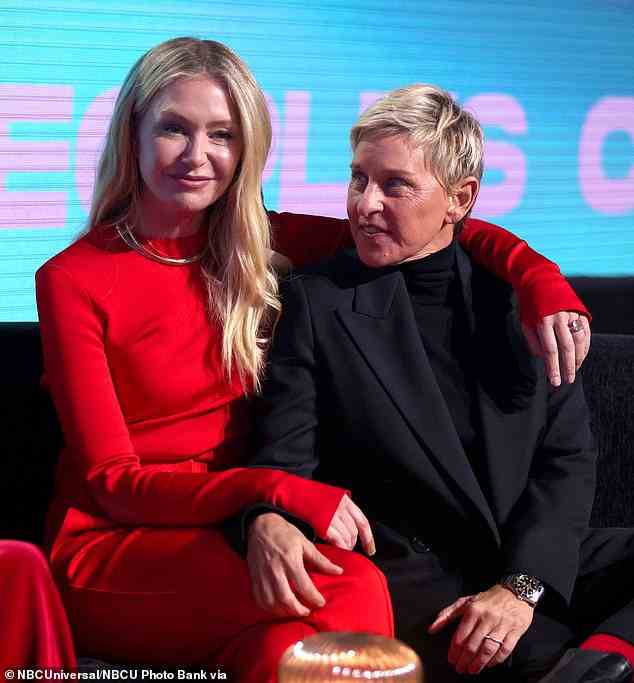 DeGeneres und de Rossi wurden bei den People’s Choice Awards 2021 fotografiert, die am 7. Dezember 2021 im Barker Hangar in Santa Monica, Kalifornien, stattfanden