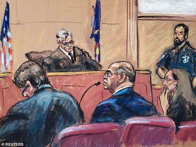 Allen Howard Weisselberg, der ehemalige CFO der Trump Organization, sitzt mit seinen Anwälten Nicholas Gravante und Mary Mulligan vor dem Obersten Gerichtshof des Staates New York, während er sich schuldig bekennt