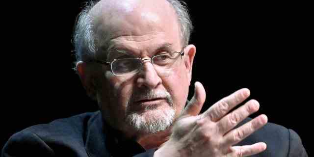 Der Autor Salman Rushdie wurde am 12. August erstochen und schwer verletzt.