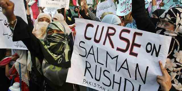 Pakistanische Demonstranten protestieren 2007 gegen Salman Rushdie.