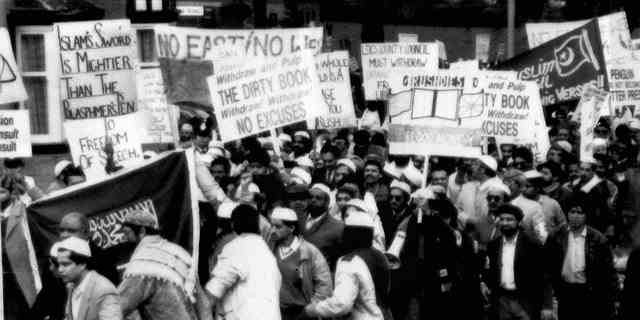 Menschen protestieren gegen Salman Rushdie "Die satanischen Verse" 1989.