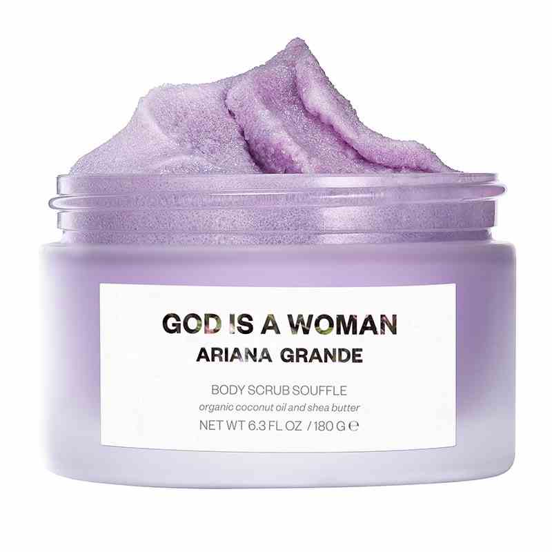 Ein klares Glas, gefüllt mit dem lavendelfarbenen Ariana Grande God Is a Woman Body Scrub Soufflé auf weißem Hintergrund