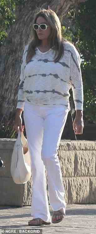 Sommerstil: Caitlyn begeisterte in einer gestreiften weißen Bluse und einer passenden Hose
