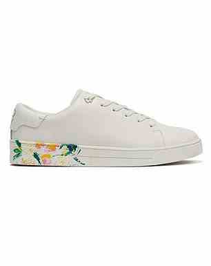FLOWER POWER: Diese schicken Damen-Sneaker Timaya von Ted Baker sind aus weißem Leder mit einem hübschen Blumenmuster auf der Rückseite.  John Lewis: 66 £ Robert Goddard: 55 £ ERSTATTUNGSFÄHIGE DIFFERENZ: 11 £