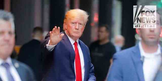 Donald Trump verlässt New York nach der FBI-Razzia im Ferienort Mar-a-Lago