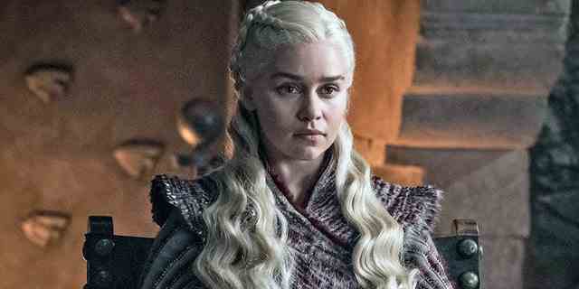 Während seiner Rede erinnerte sich der australische Fernsehmanager daran, dass er zu spät angefangen hatte, die Erfolgsserie zu sehen, in der Clarke Daenerys Targaryen spielte, und teilte seine Reaktion auf eine Schlüsselszene in der "Game of Thrones" Premiere Folge.