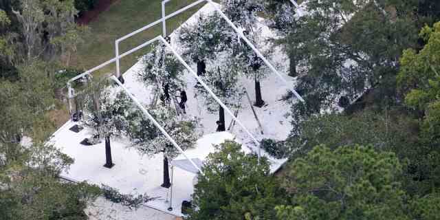 Das Zelt, das für die Zeremonie von Jennifer Lopez und Ben Affleck aufgestellt wurde, ist mit blühenden Bäumen in der Nähe des Wassers geschmückt. 