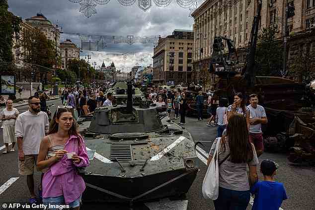 Zerstörte russische Panzerwagen, Raketenwerfer sind weitere Bestandteile des Freilichtmuseums