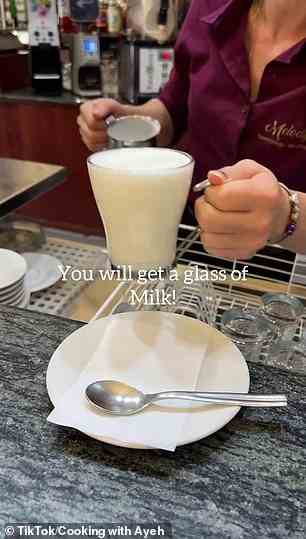 „Wenn du einen Milchkaffee bestellst, bekommst du ein Glas Milch“, erklärte sie.