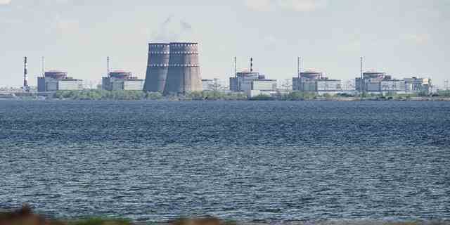 Eine Gesamtansicht zeigt das Kernkraftwerk Saporischschja im russisch kontrollierten Gebiet Enerhodar, gesehen von Nikopol am 27. April 2022. 