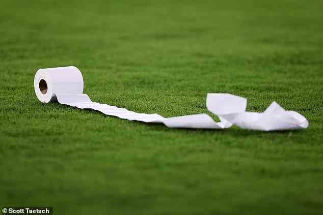 Ein Fan warf angewidert eine Rolle Toilettenpapier auf das Feld, nachdem er gesehen hatte, wie United ein weiteres Spiel verlor