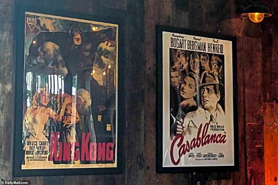 Überall im Bauernhaus hingen alte Hollywood-Filmplakate, darunter Casablanca und King Kong