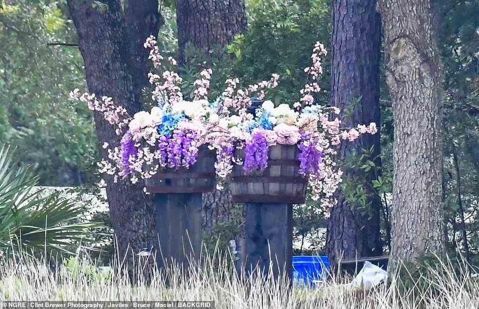 Für den Grillbrunch am Sonntag wurden im ganzen Hinterhof Blumenarrangements aufgestellt