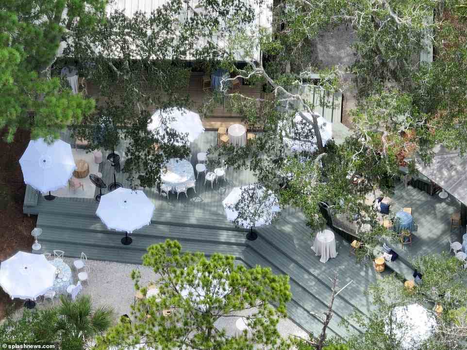 Luftbilder zeigen weiße Tische mit weißen Sonnenschirmen, die den Hinterhof von Ben Affleck in Savannah, Georgia, säumen