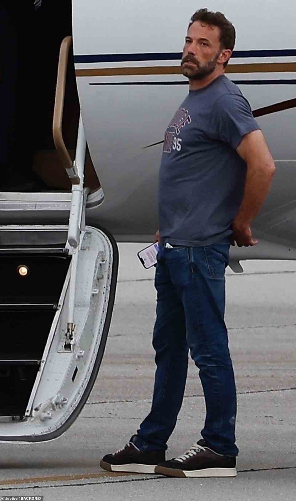 Affleck, 50, war am Sonntag lässig gekleidet, trug ein dunkelblaues T-Shirt und Jeans und lief in einem Paar hohen schwarz-weißen Turnschuhen, als er sich darauf vorbereitete, in einen Privatjet einzusteigen