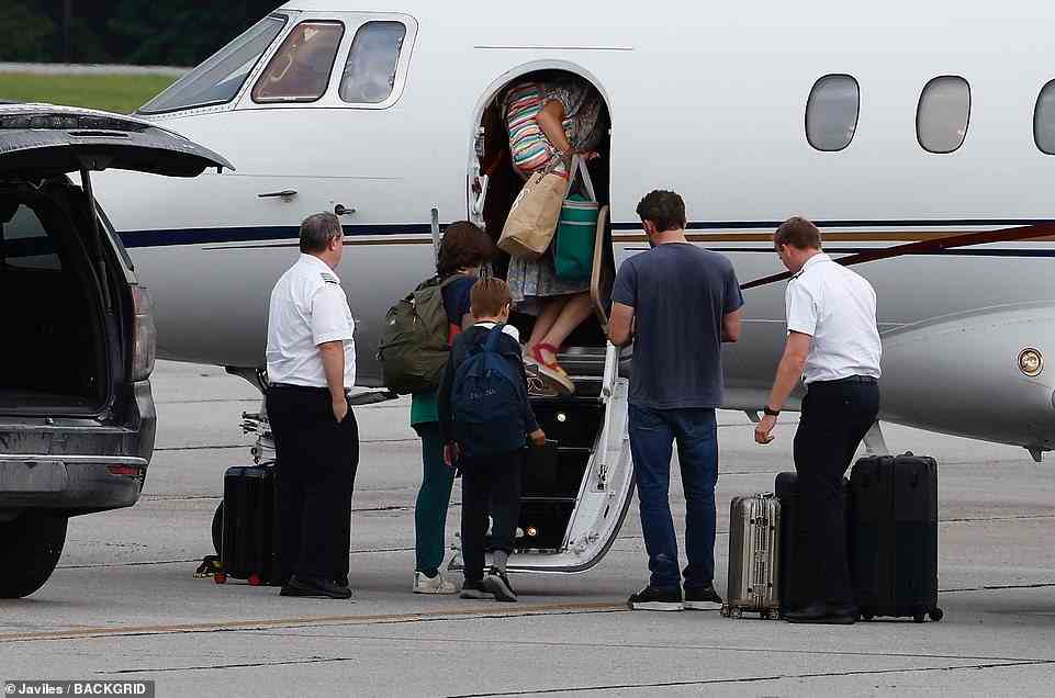 Der Good Will Hunting Star wurde beim Einsteigen in das Flugzeug mit seinen Kindern abgebildet, die er mit seiner Ex Jennifer Garner teilt