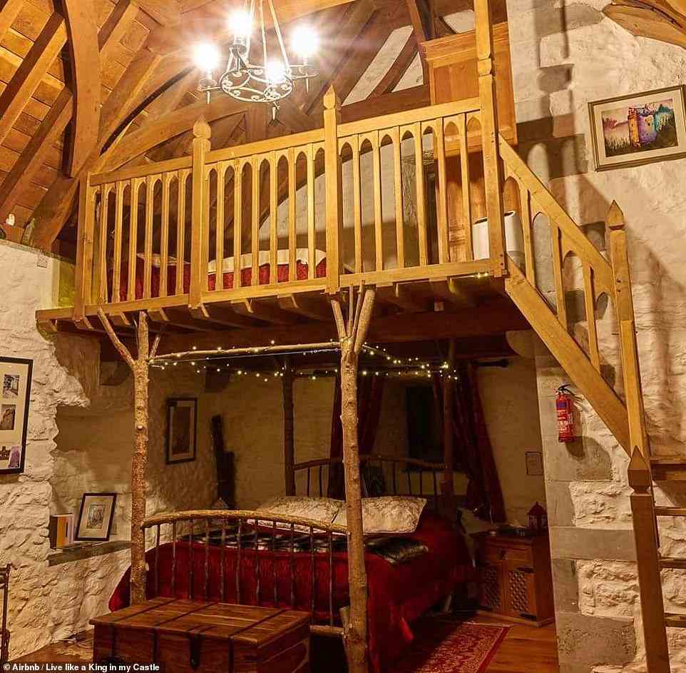 Die Gäste sind eingeladen, in Galways Cahercastle, das seit Ende des 14. Jahrhunderts besteht, „wie ein König zu leben“.  Die Schlafräume befinden sich im Hauptschlafzimmer, dem höchsten Raum im Schloss, mit Zugang zum Turm, einem Wohnzimmer und einem Esszimmer.  Gäste teilen sich die Festung mit den Eigentümern, die anmerken: „Das Schloss hat viele Macken.  Es ist ein großartiger und lustiger Ort, um die Nacht zu verbringen.'  Die Wohnung bietet Platz für vier Personen und kostet £ 167 pro Nacht
