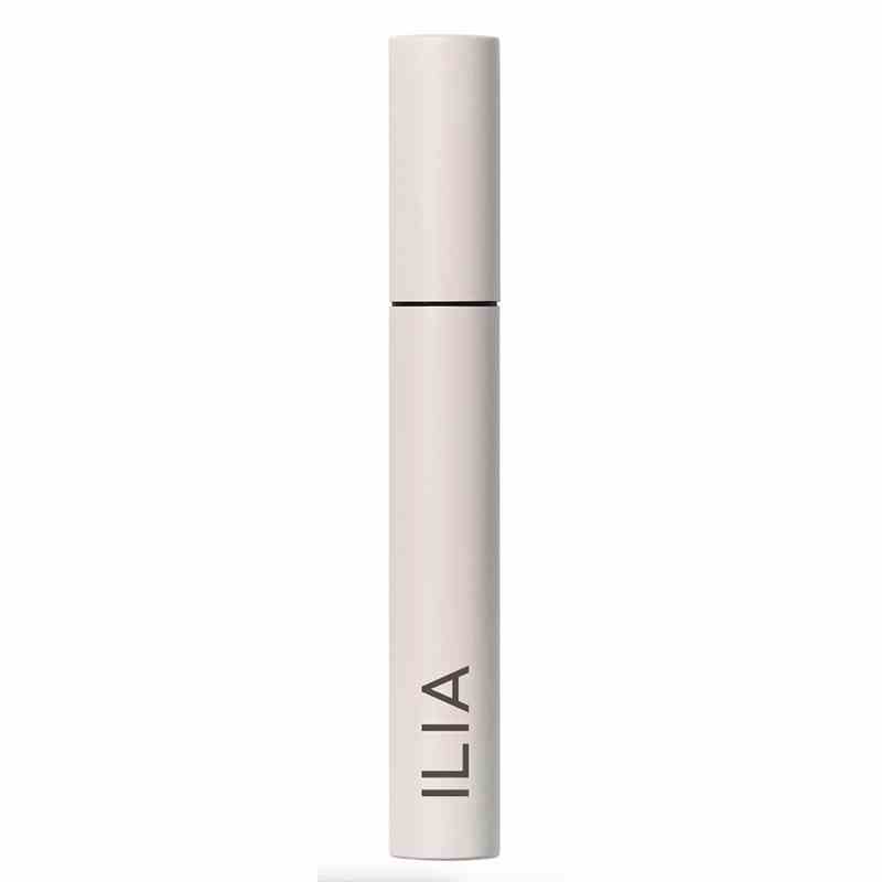 Eine beige Mascara-Tube der Ilia Limitless Lash Mascara auf weißem Hintergrund