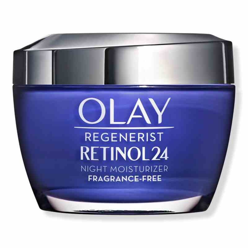 Ein blaues Glas der Olay Regenerist Retinol24 + Peptide Night Face Moisturizer auf weißem Hintergrund