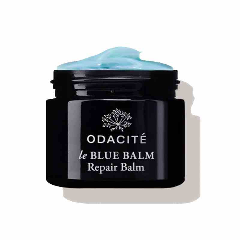 Ein schwarzes Glas gefüllt mit dem blauen Odacité Le Blue Balm auf weißem Hintergrund