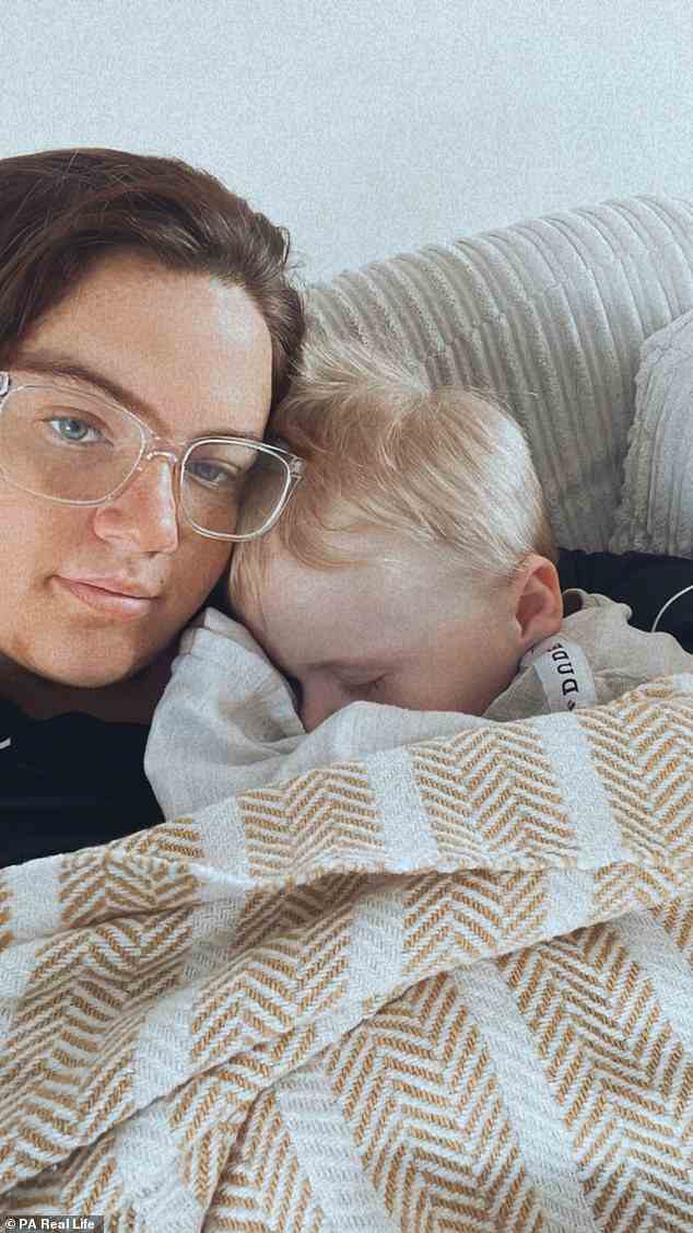 Ein seltener Moment der Ruhe, wenn Ronnie nicht unter Gewaltausbrüchen leidet: Mutter Kirsty kuschelt mit ihrem schlafenden Jungen
