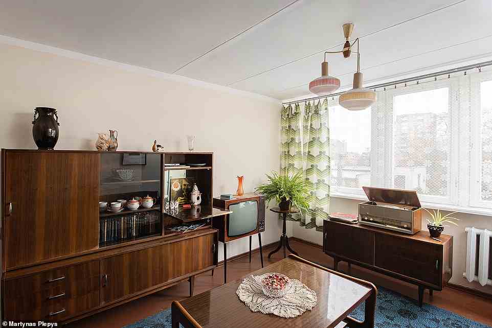 Abgebildet ist eine Wohnung aus den 1970er Jahren, in der Sie in Kaunas übernachten können.  Es kommt mit einem ¿Chaika¿-Staubsauger aus der Sowjetzeit und einem Plattenspieler, mit dem Sie Platten aus der Sowjetzeit hören können
