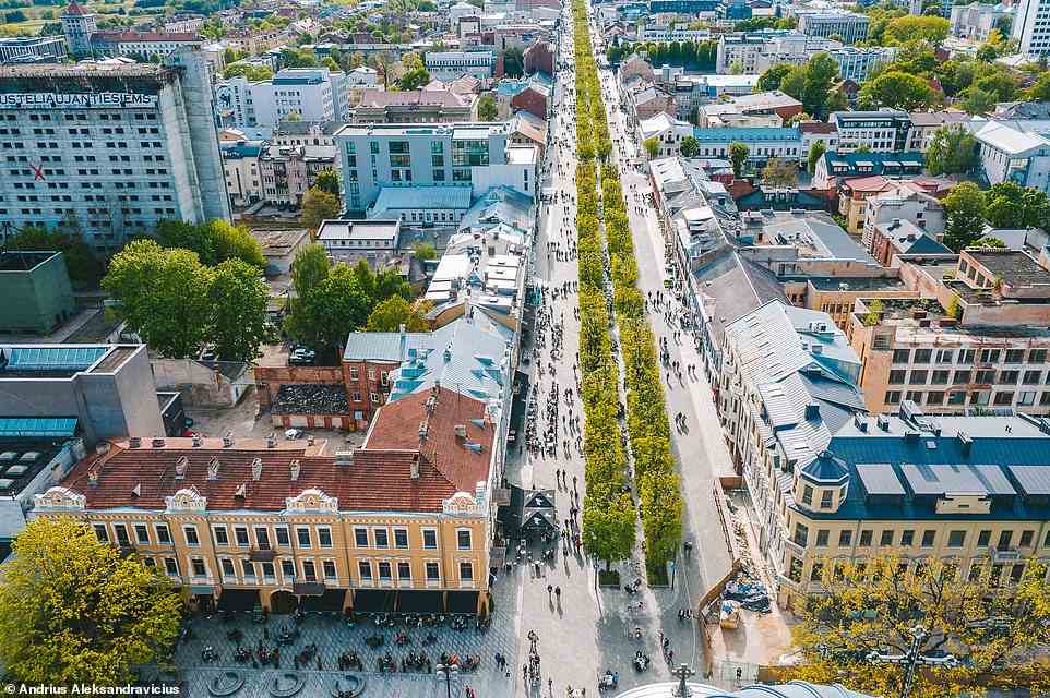 Liberty Boulevard (im Bild) ist die Hauptstraße von Kaunas.  Es ist eine Fußgängerzone und wird von Geschäften, Bars, Restaurants und einem Sammelsurium an Bäckereien flankiert