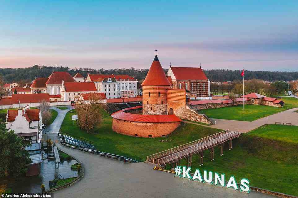 Die mittelalterliche Burg von Kaunas (im Bild) mit ihrem zauberhutförmigen Dach befindet sich in der Nähe des Altstädter Rings