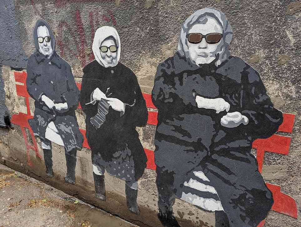 In Kaunas gibt es 30 Straßenkunst-Wandbilder wie das oben abgebildete zu untersuchen