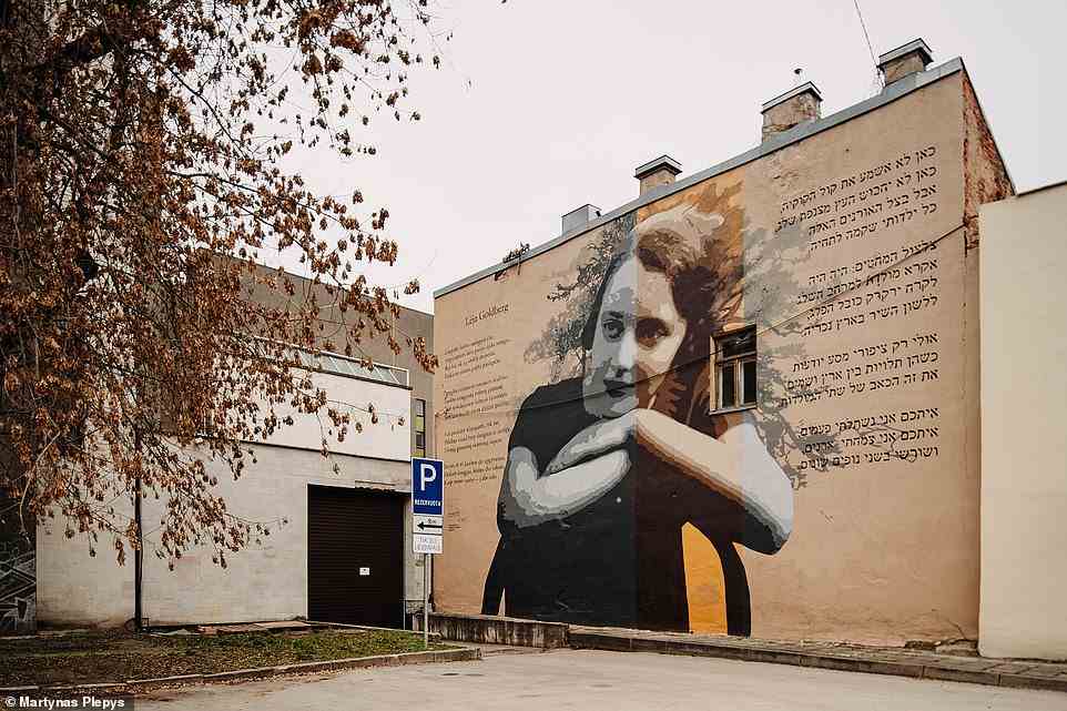 Abgebildet ist eines der größeren Street-Art-Wandgemälde in Kaunas.  Dies ist ein Denkmal für die jüdische Dichterin Lea Goldberg, die einst in dem Gebäude lebte, in dem sich das Kunstwerk befindet