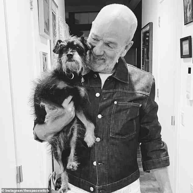 Frances ‘Post enthielt einen Schwarz-Weiß-Schnappschuss ihres Paten, des ehemaligen REM-Frontmanns Michael Stipe, der einen kleinen Hund hielt