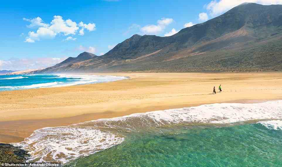 Ab November bietet Manchester neue easyJet-Flüge nach Fuerteventura, der zweitgrößten Insel der Kanarischen Inseln, an.  Oben abgebildet ist der herrliche Cofete Beach der Insel