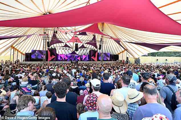 Publikum: Boyle auf der Bühne während eines Auftritts in einem großen Zelt beim Latitude Festival in Henham Park, Southwold, letzte Woche