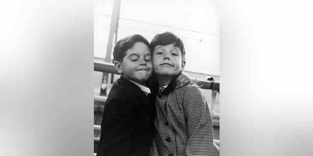 Lucie und Desi Jr., die Kinder von Lucille Ball und Desi Arnaz, an Bord des Linienschiffs „SS Liberte“ während einer Reise nach Europa, circa 1959.