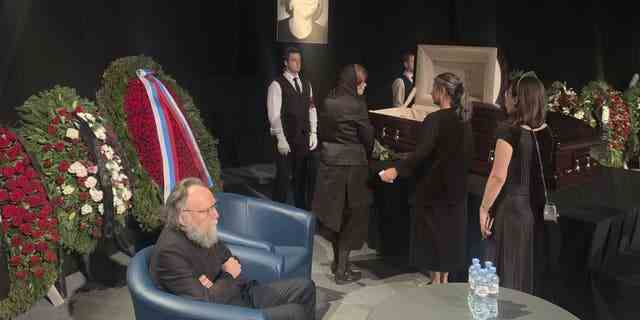 Der Philosoph Alexander Dugin, links, nimmt an einer Abschiedszeremonie für seine Tochter Daria Dugina in Moskau, Russland, teil.