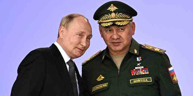 Der russische Präsident Wladimir Putin (links) gelobt, die militärische Zusammenarbeit Russlands mit seinen Verbündeten auf dem Internationalen Militär- und Technikforum der Armee 2022 im Patriot Park außerhalb von Moskau, Russland, zu stärken.