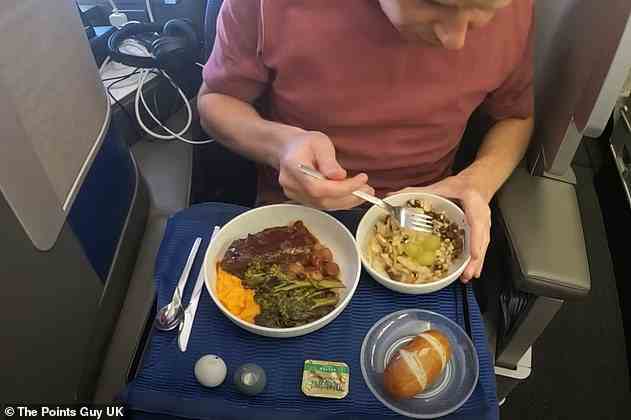 Ben sagte, dass er auf seinem Flug „einige bizarre Essenskombinationen“ (oben) erlebt habe