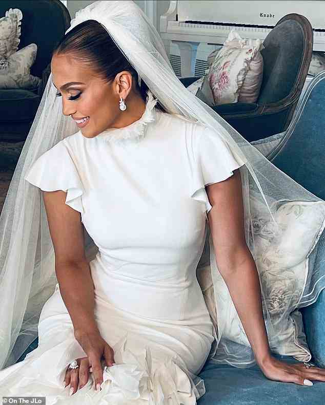 Der Look: Am Dienstag gab Lopez den Fans einen Blick auf ihre Brautkleider, die von Ralph Lauren für seine Couture-Linie maßgefertigt wurden.  Sie trug insgesamt drei Kleider, teilte sie OnTheJLo mit