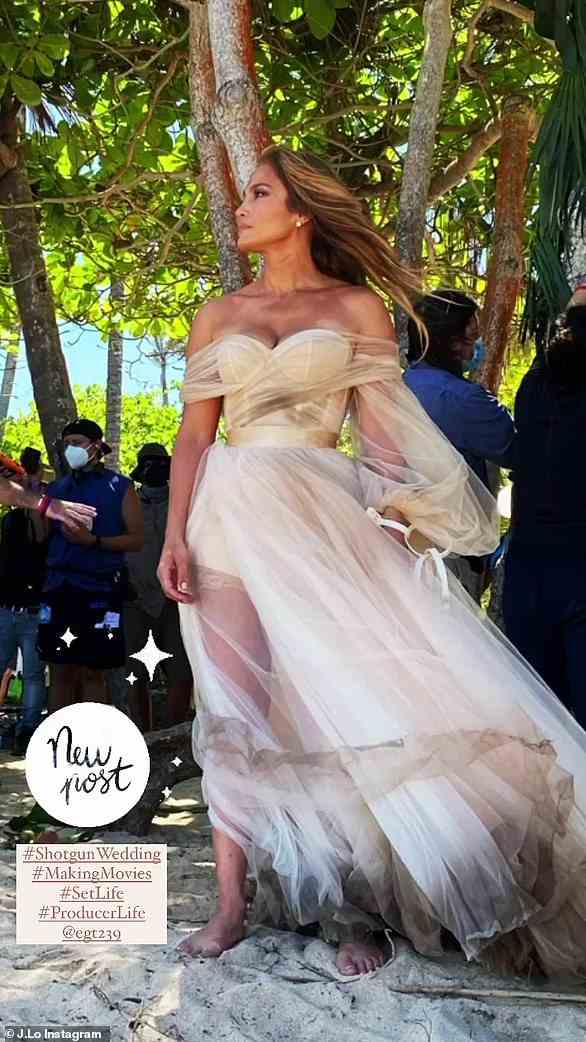 Ein weiteres Hochzeitskleid: In ihrem Kleid für den Film Shotgun Wedding von 2022