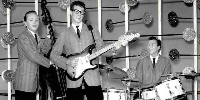 Buddy Holly und The Crickets, von links, Joe B Mauldin, Buddy Holly und Jerry Allison, während der BBC-Fernsehshow "Inoffiziell."