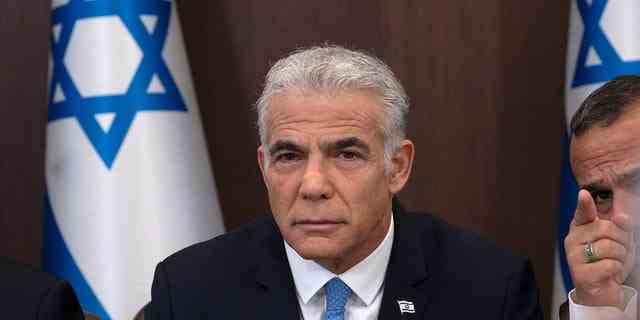 Der israelische Premierminister Yair Lapid bereitet sich darauf vor, zu Beginn der wöchentlichen Kabinettssitzung in Jerusalem eine Erklärung abzugeben.