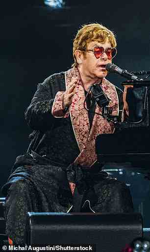 Nachgeahmt: Die Sängerin war in Stücke gekleidet, die normalerweise besser zu Eltons Garderobe passten, und trug einen hellen Blazer mit einem lila und rosa Blumendruck