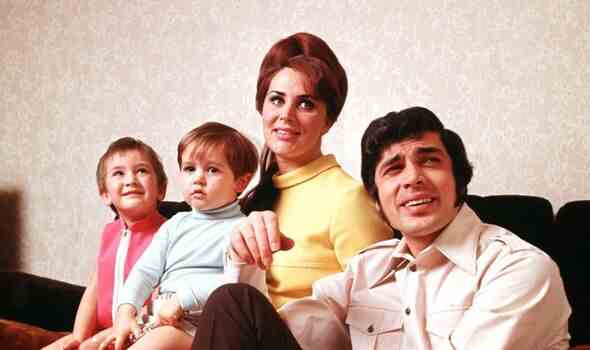   FAMILIENVATER: Engelbert und seine Frau Patricia, abgebildet mit zwei ihrer vier Kinder, im Jahr 1968
