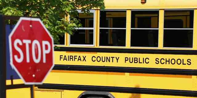 Ein Schulbus aus Fairfax County steht am 22. Juli 2020 in einem Depot in Lorton, Virginia.